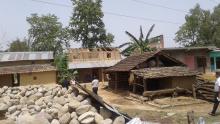 हिजो आएको आधिहुरीले पुर्याएको छतीको अनुगमन गर्दै कैलारी गाउँपलिकाका अध्यक्षज्यू सहितको तोली